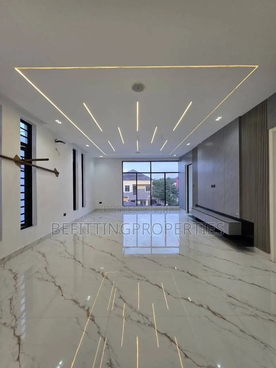 5bdrm Duplex in Chevron for sale