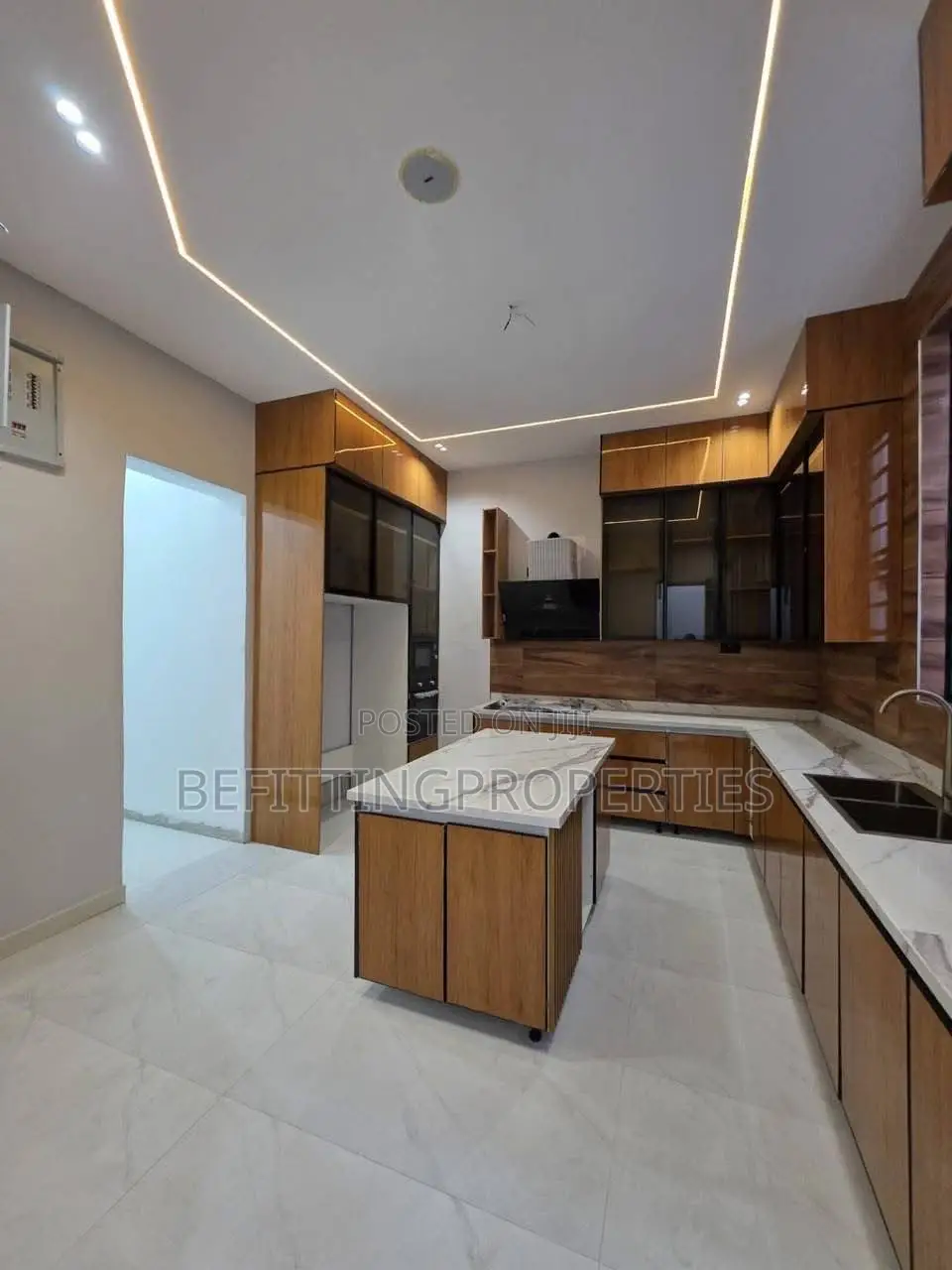 5bdrm Duplex in Chevron for sale