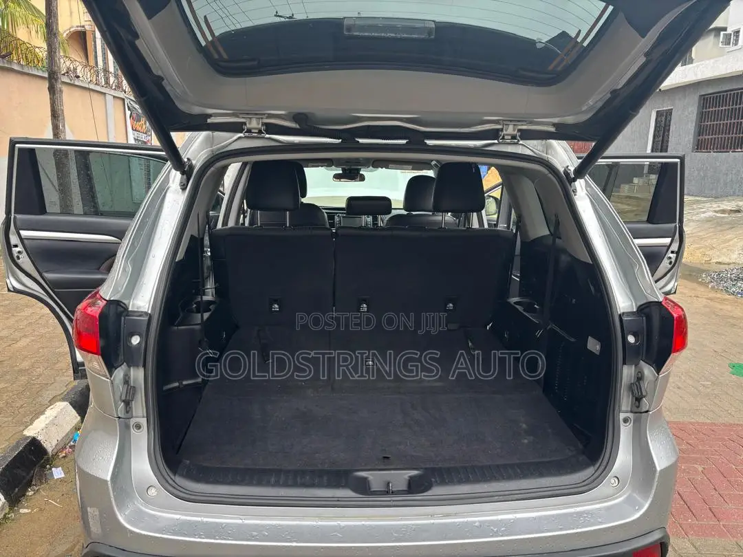 Toyota Highlander LE 2019 Gray