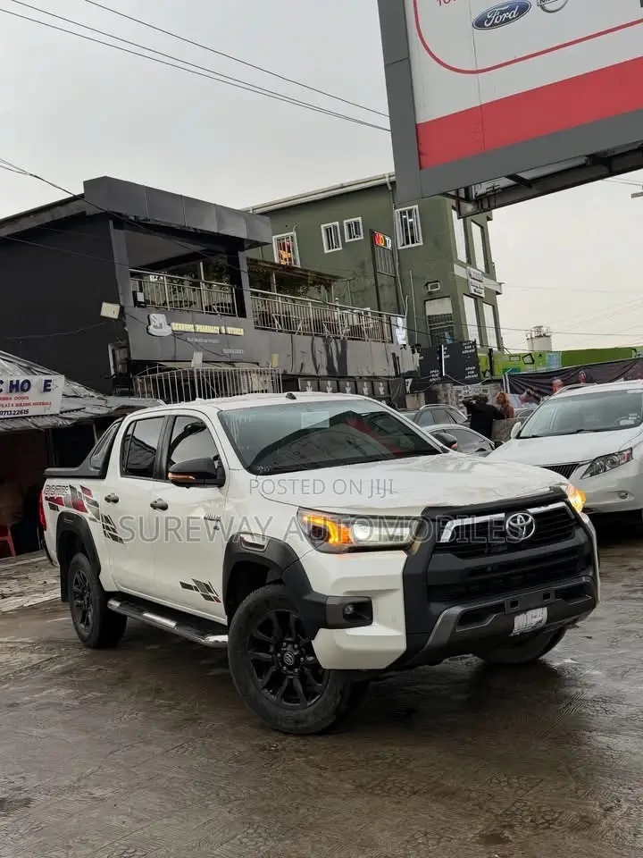 Toyota Hilux 2020 White