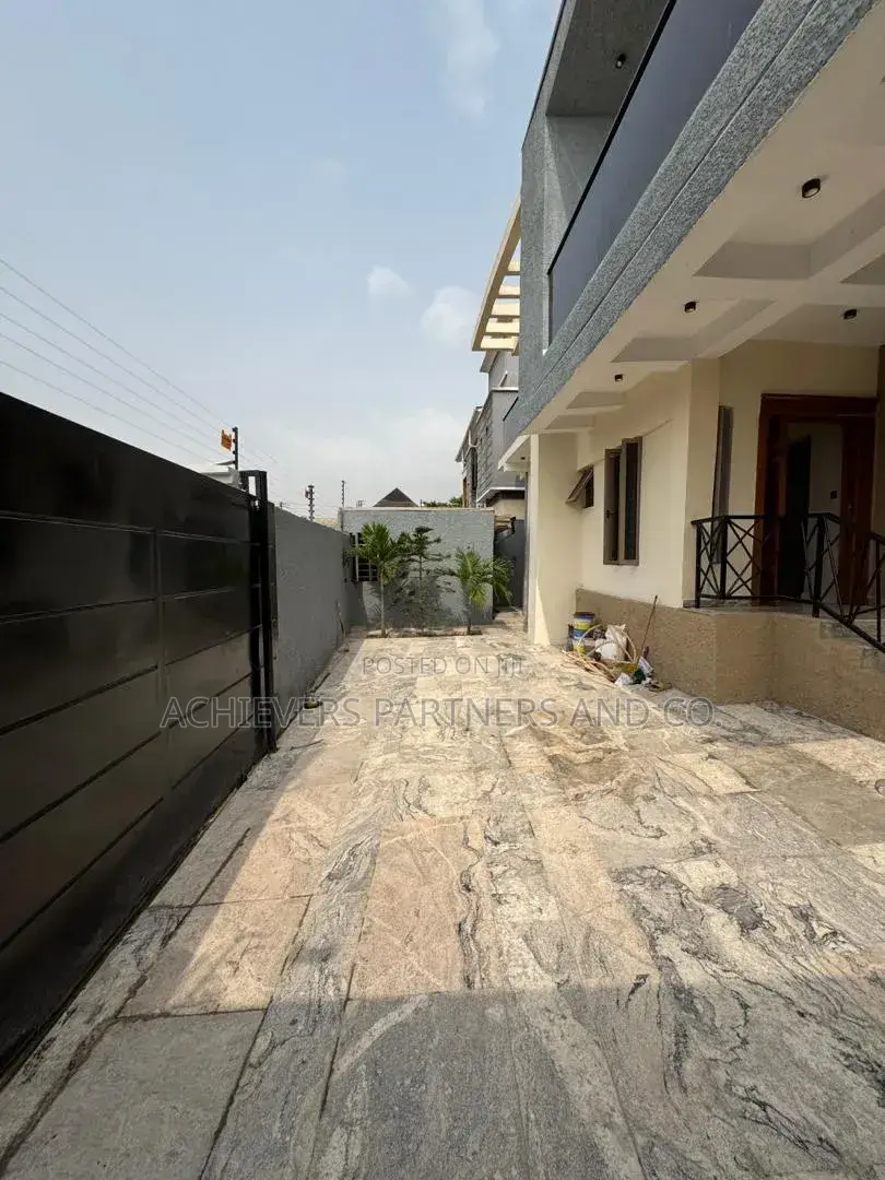 5bdrm Duplex in Onipetesi Estate, Mangoro for sale