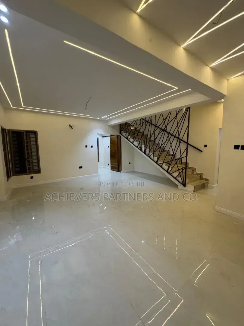 5bdrm Duplex in Onipetesi Estate, Mangoro for sale