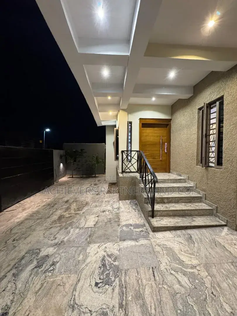 5bdrm Duplex in Onipetesi Estate, Mangoro for sale
