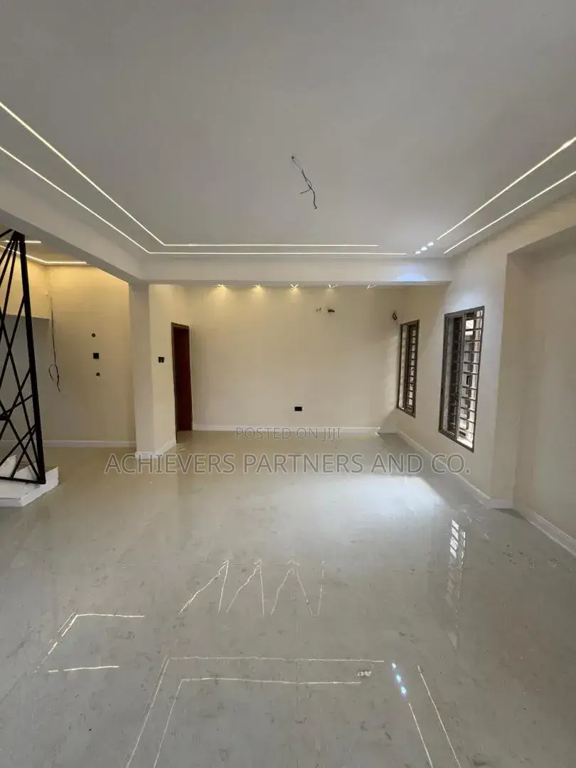 5bdrm Duplex in Onipetesi Estate, Mangoro for sale