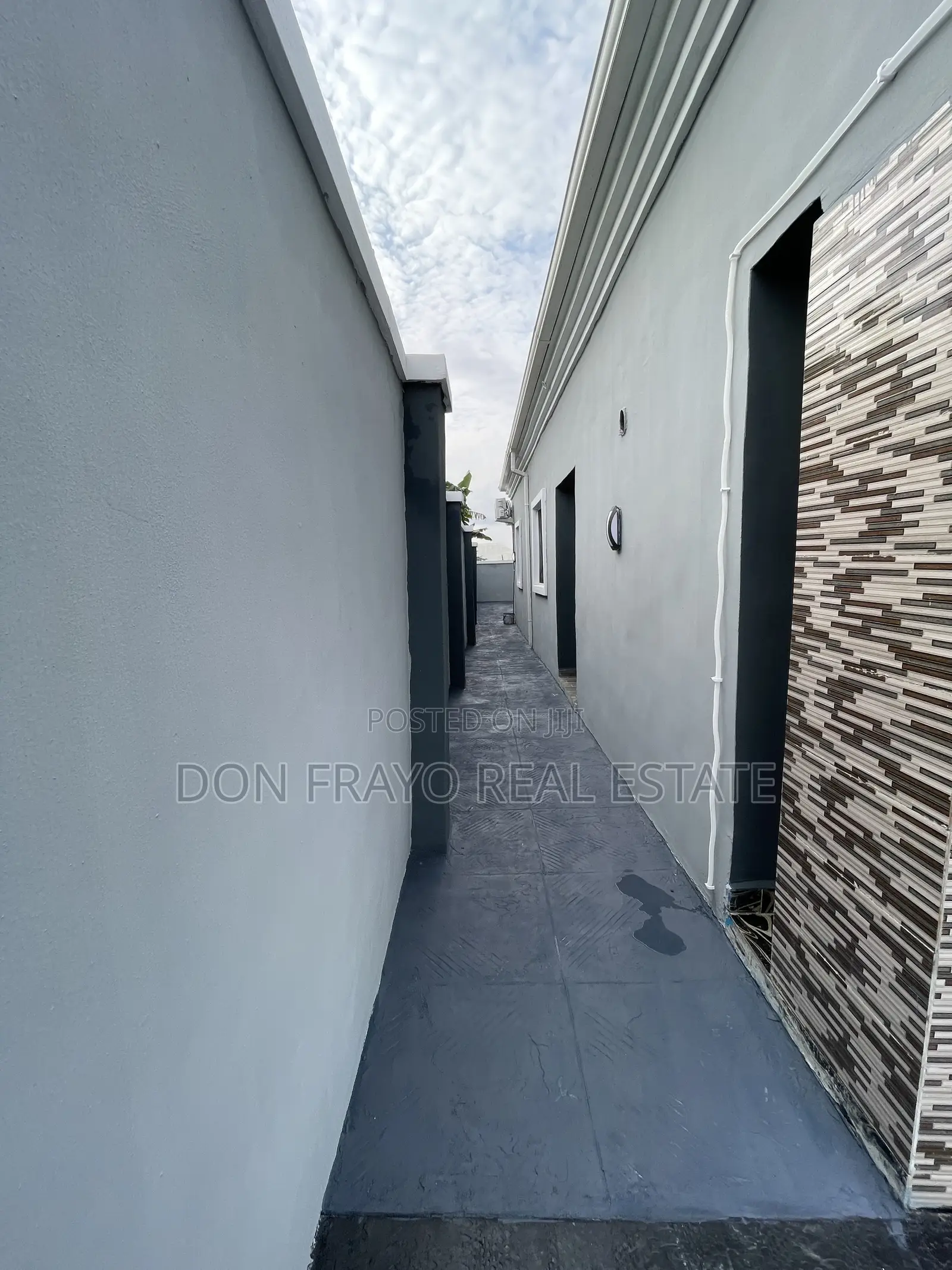 3bdrm Bungalow in Elebu, Akala Express for sale