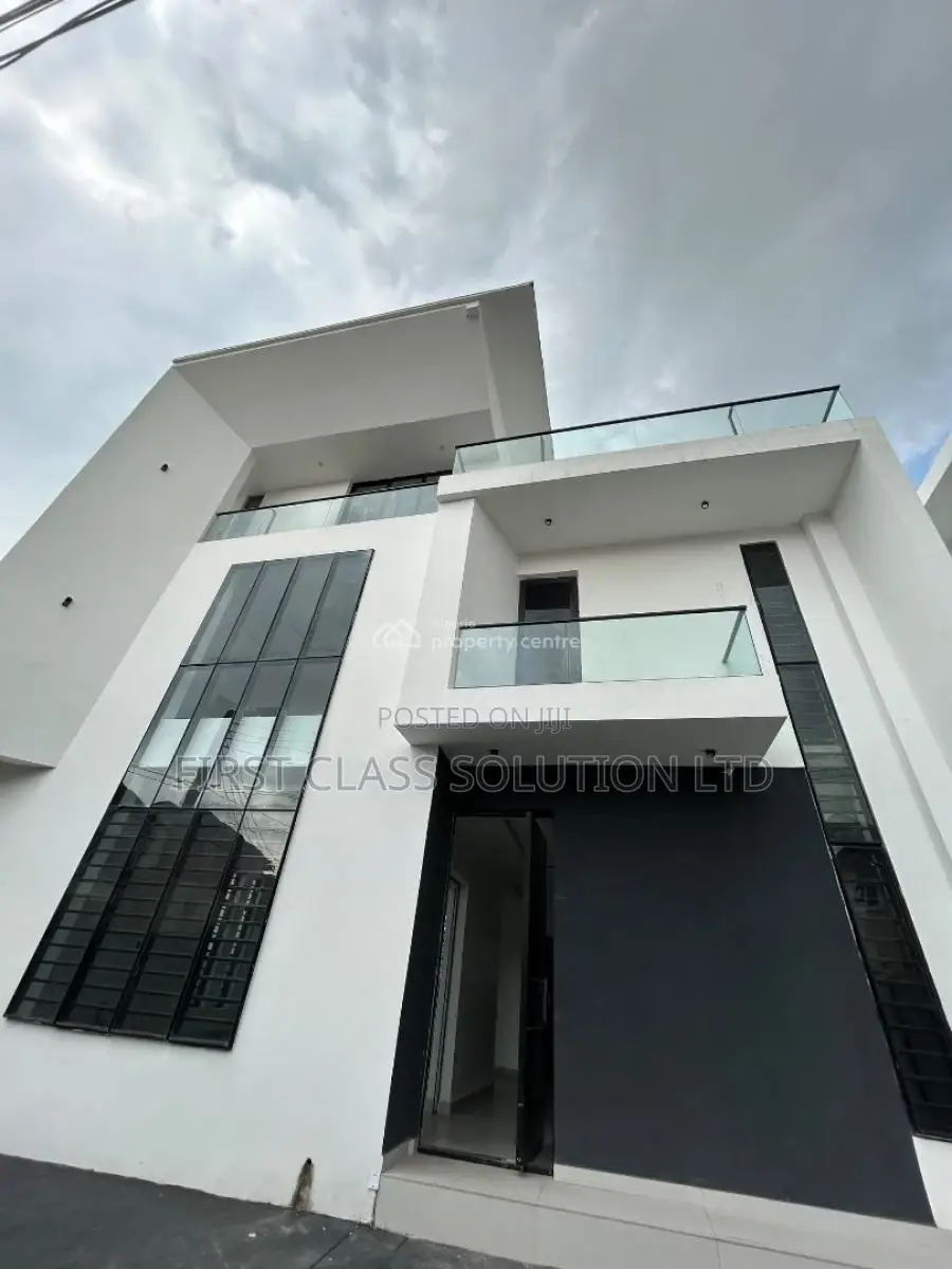 5bdrm Mansion in Osapa london for sale