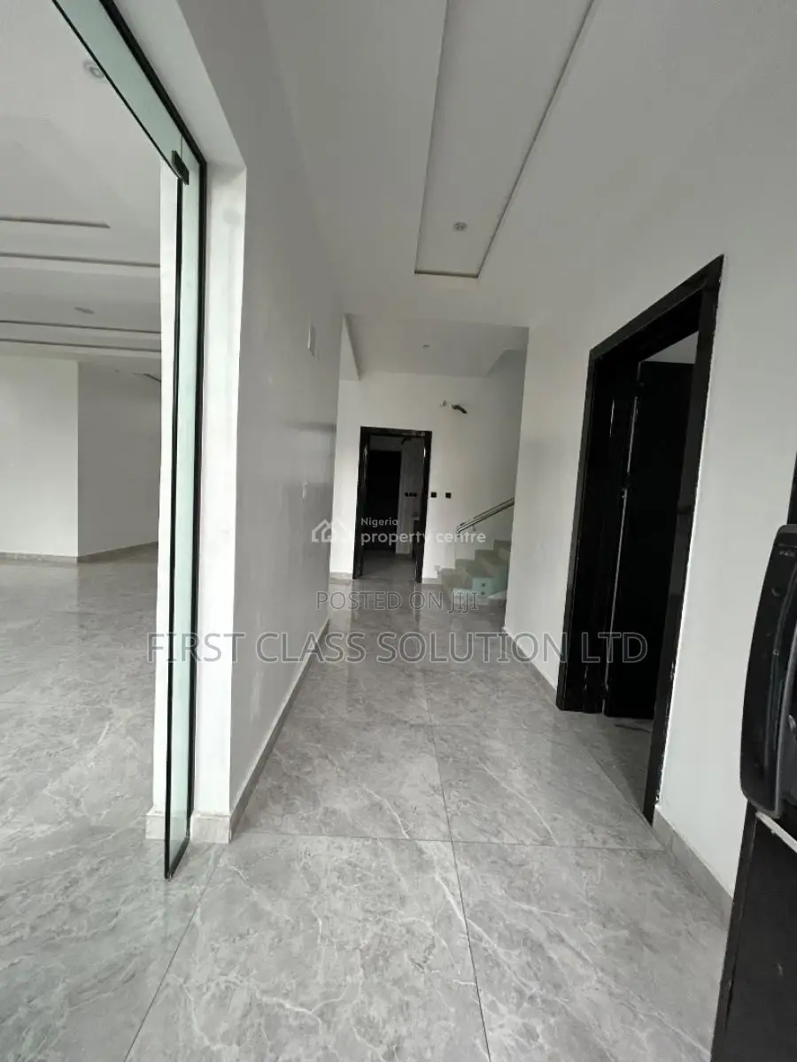 5bdrm Mansion in Osapa london for sale