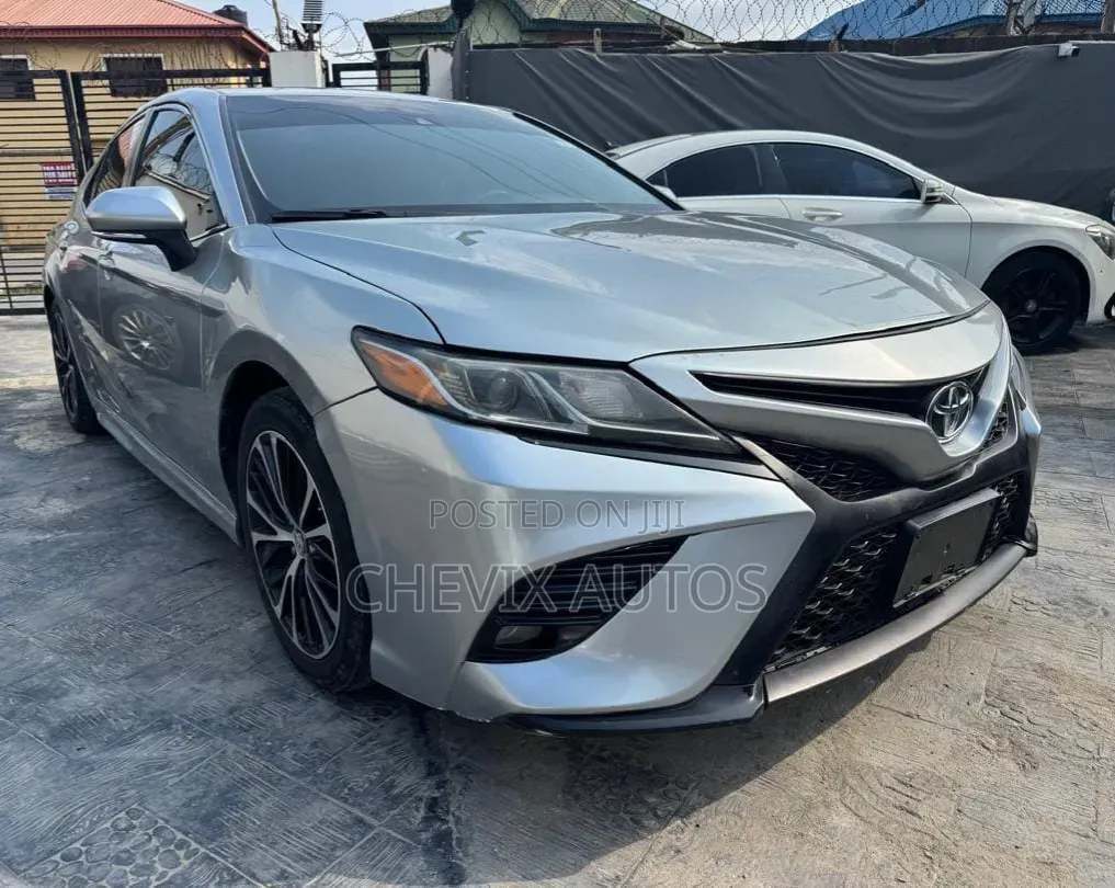 Toyota Camry 2018 Silver