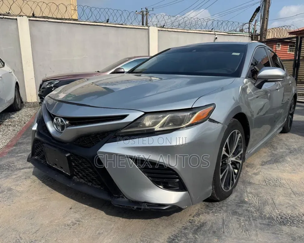 Toyota Camry 2018 Silver