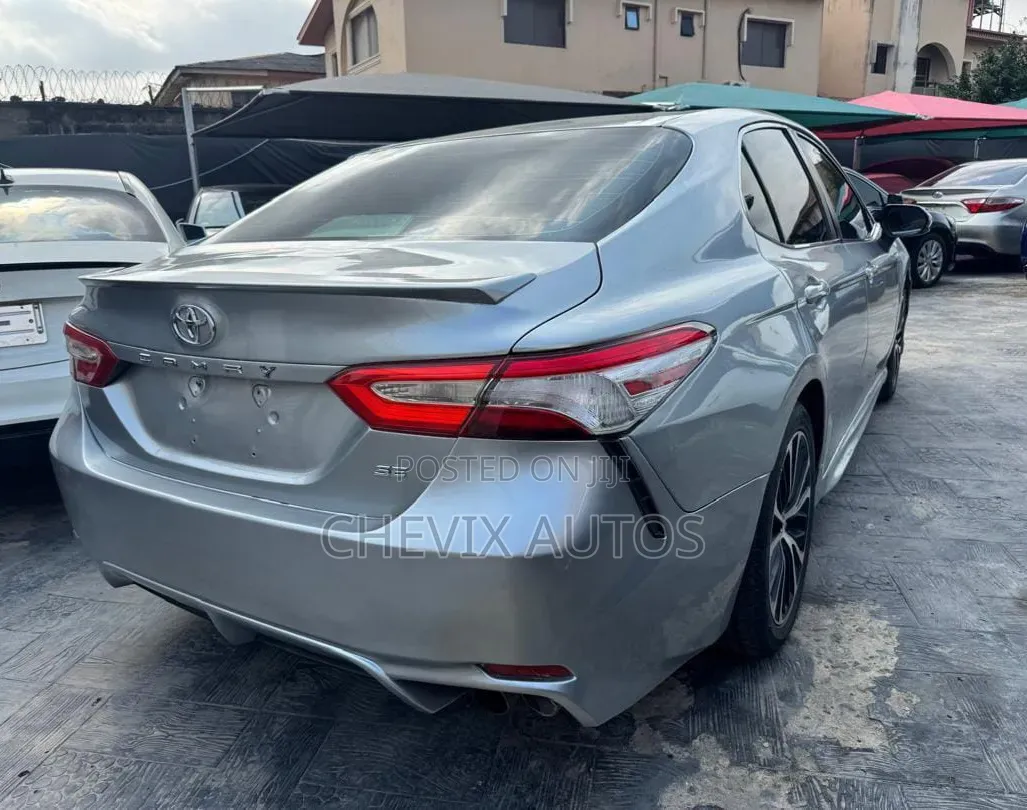 Toyota Camry 2018 Silver
