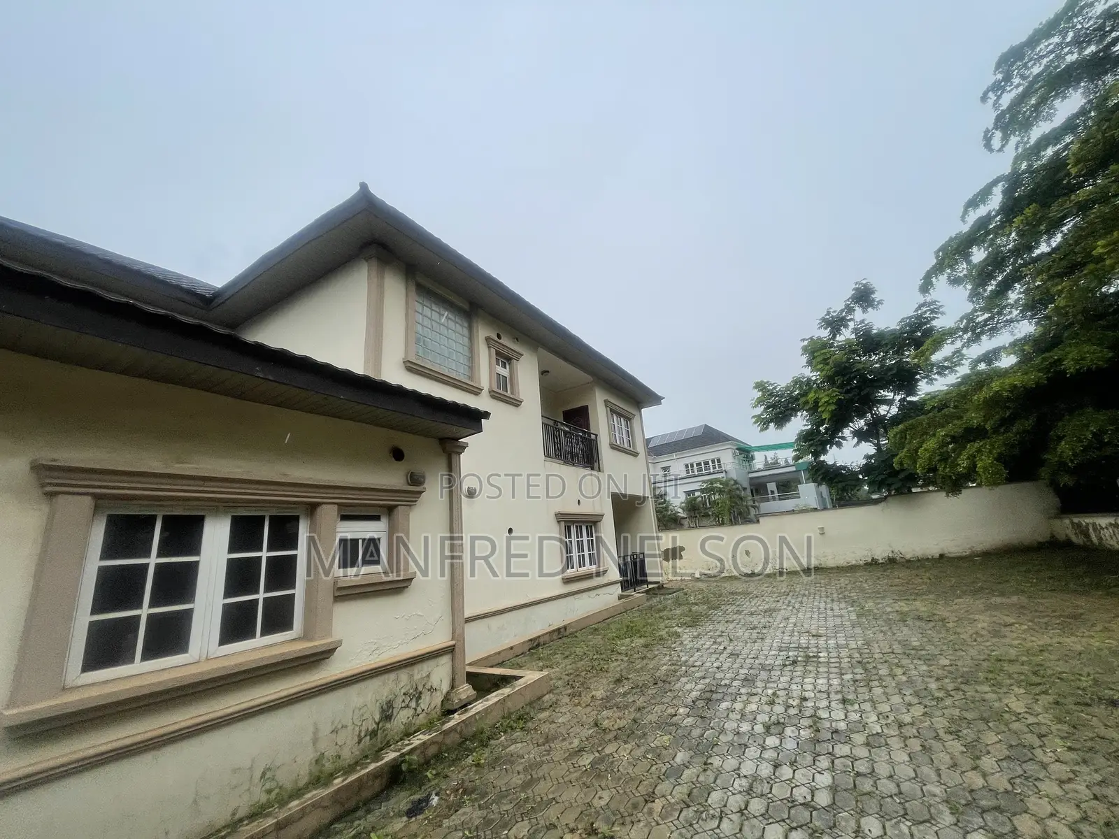 16bdrm Maisonette in Asokoro for sale