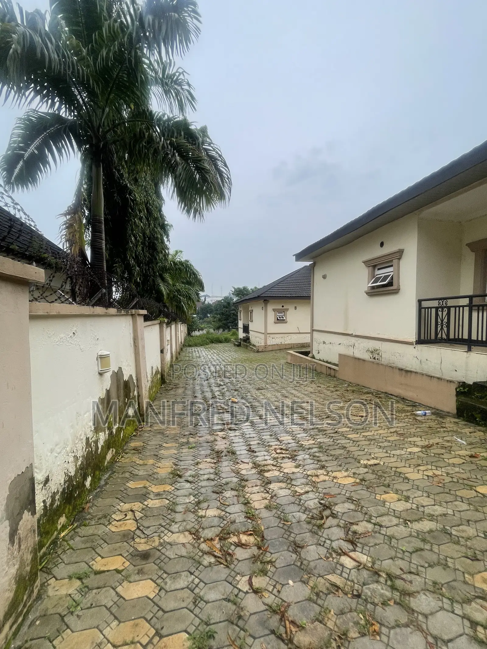 16bdrm Maisonette in Asokoro for sale