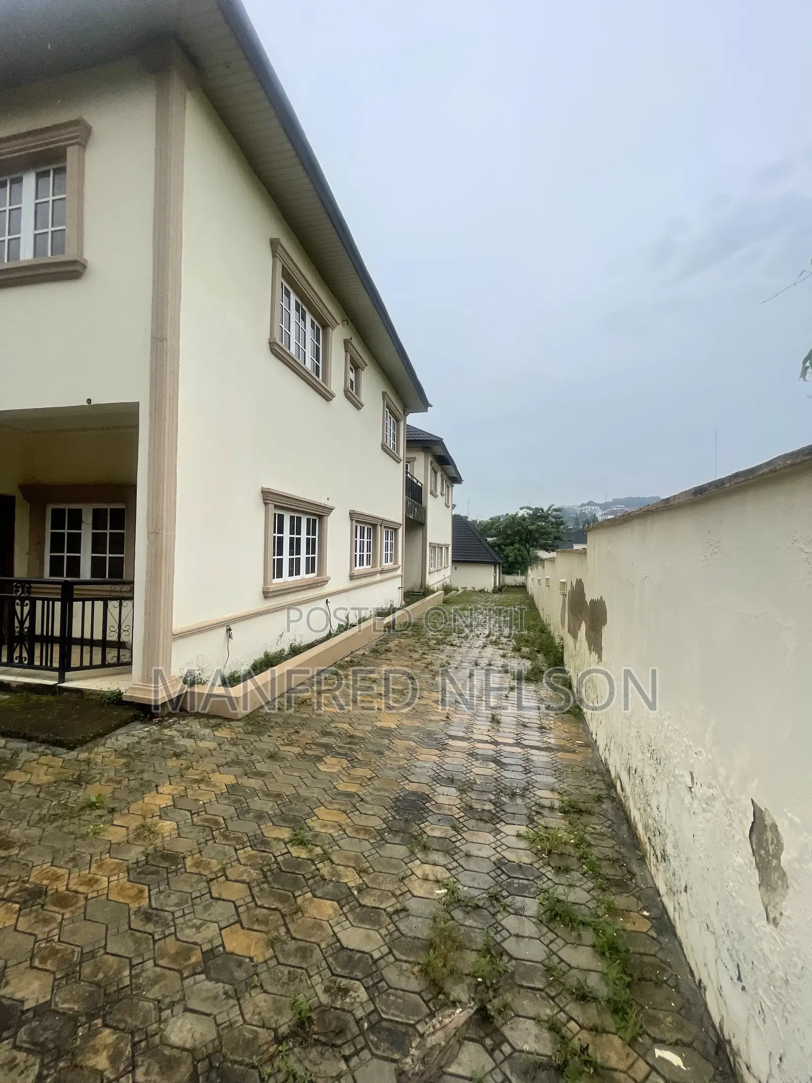 16bdrm Maisonette in Asokoro for sale