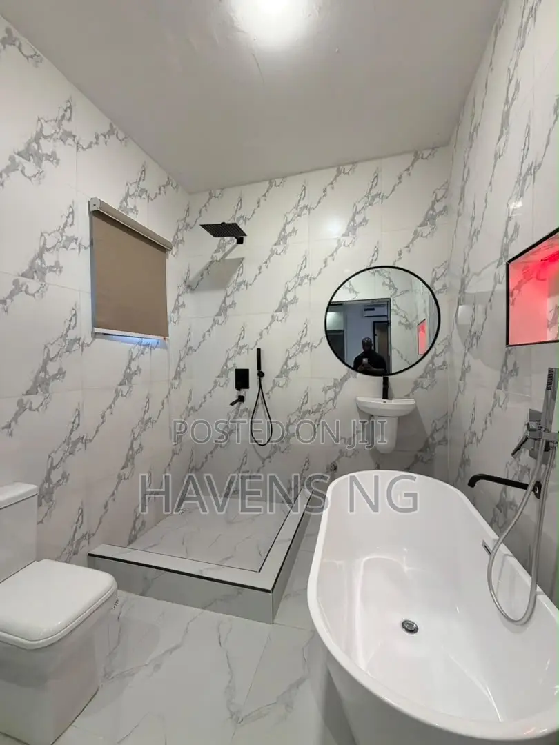 Shortlet | Beautifully Furnished Studio Apartment With Bathtub