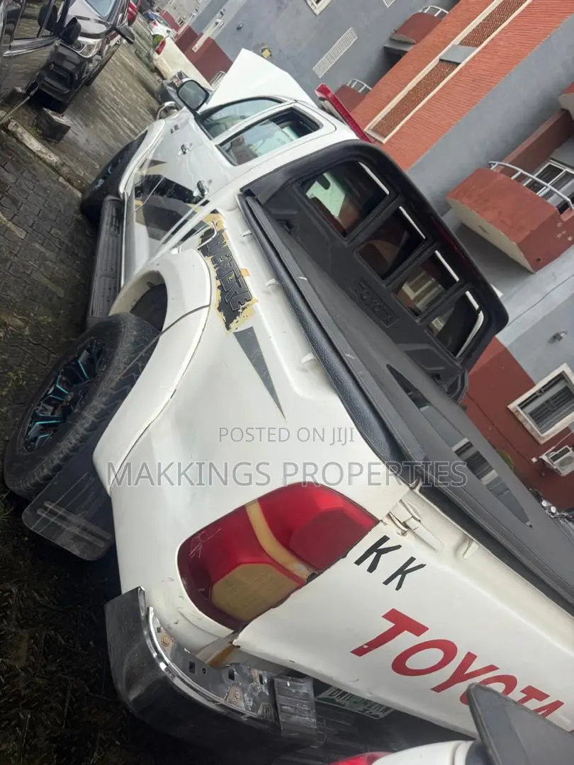 Toyota Hilux 2012 White