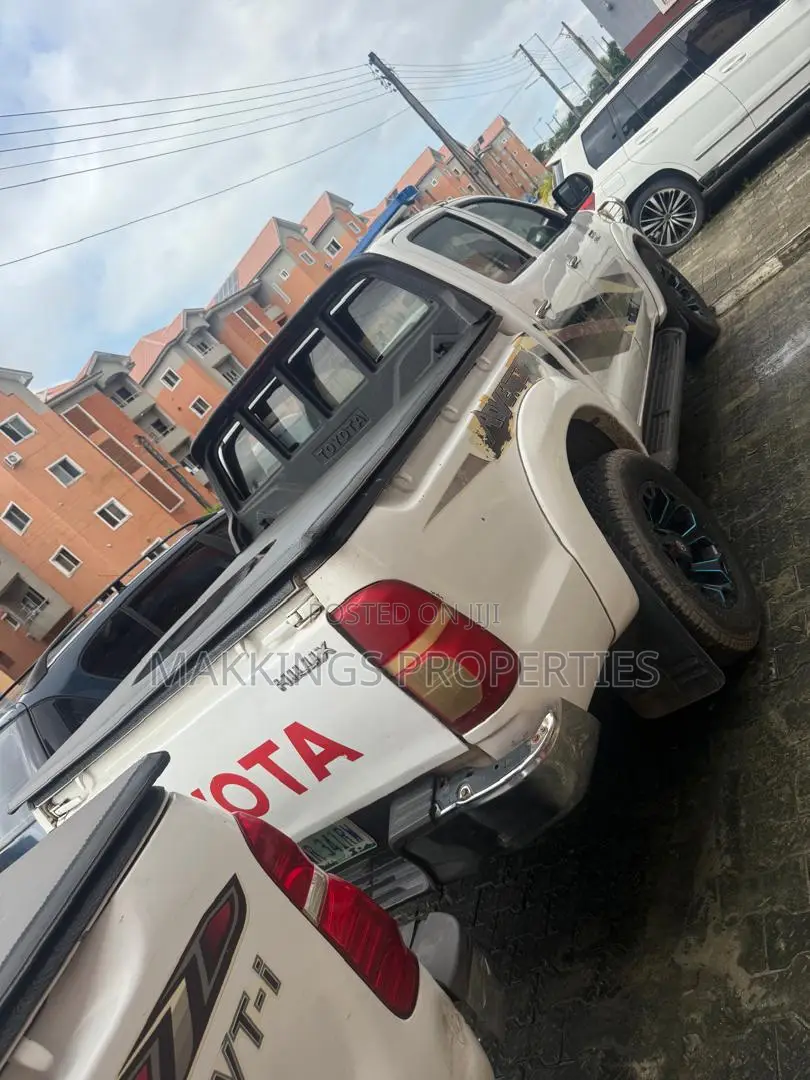 Toyota Hilux 2012 White