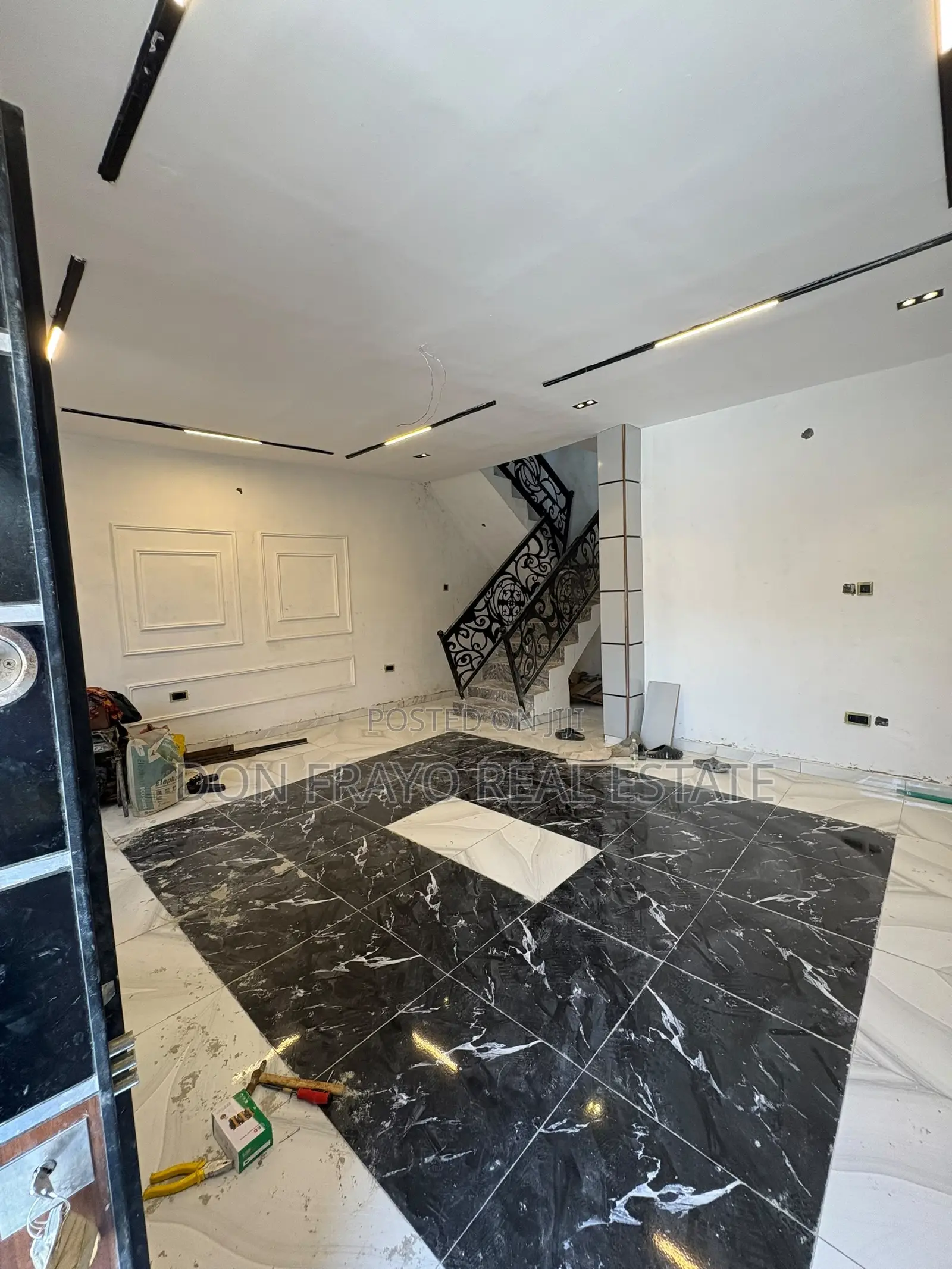 5bdrm Duplex in Ologuneru for sale