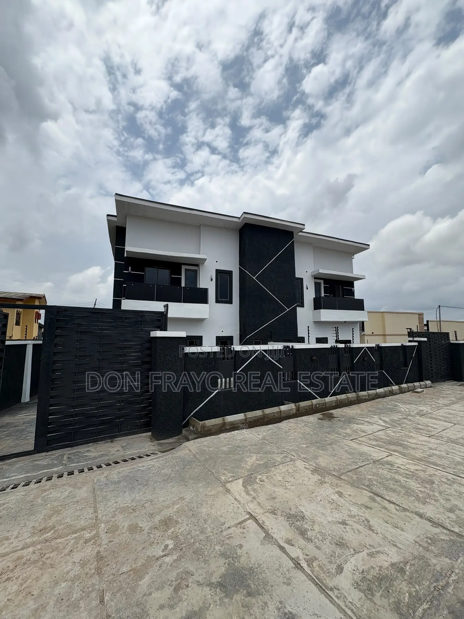 5bdrm Duplex in Ologuneru for sale