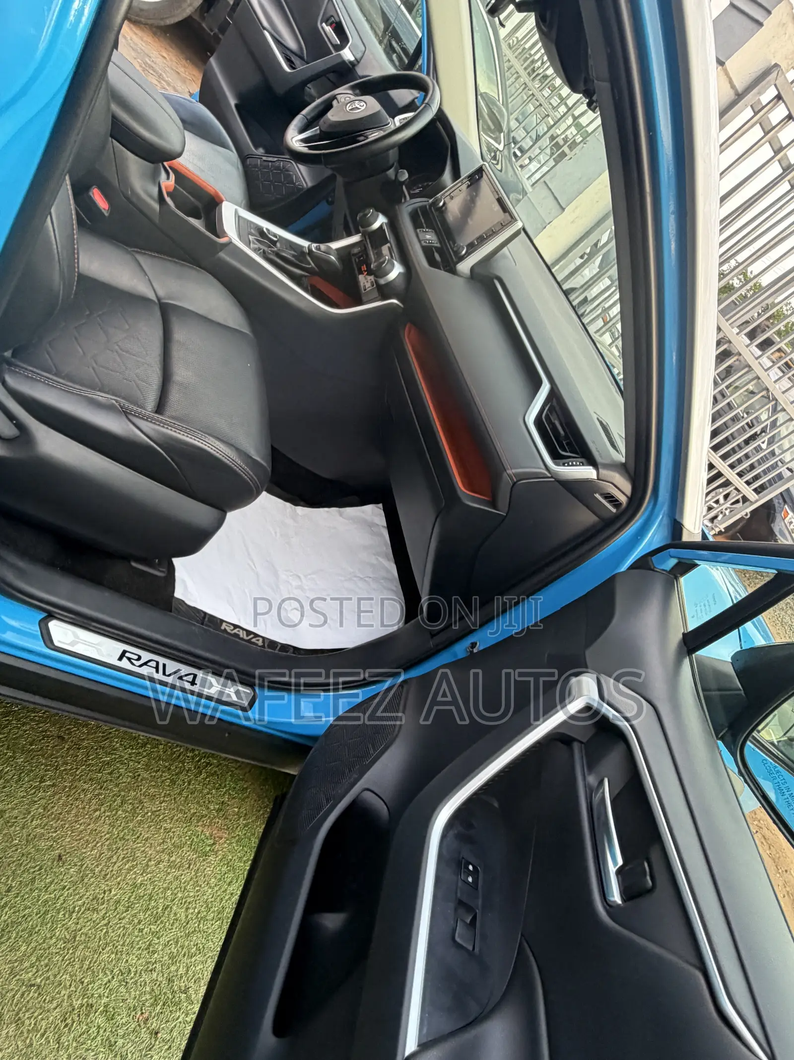 Toyota RAV4 XLE FWD 2019 Blue