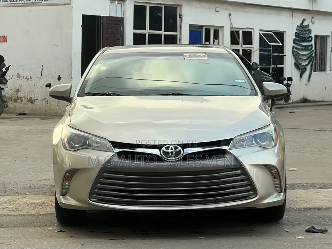 Toyota Camry XLE 4dr Sedan (3.5L 6cyl 6A) 2015 Gold