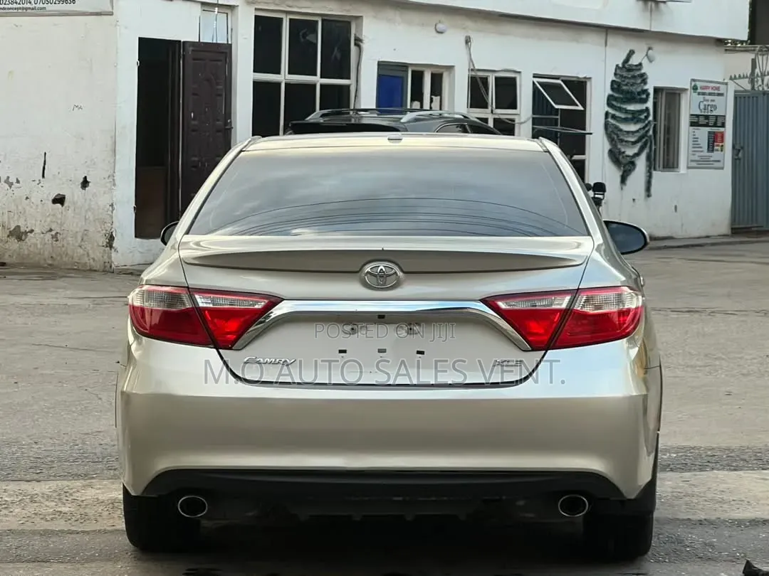 Toyota Camry XLE 4dr Sedan (3.5L 6cyl 6A) 2015 Gold