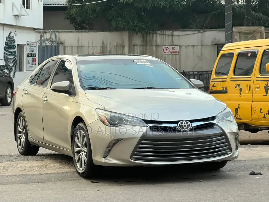 Toyota Camry XLE 4dr Sedan (3.5L 6cyl 6A) 2015 Gold