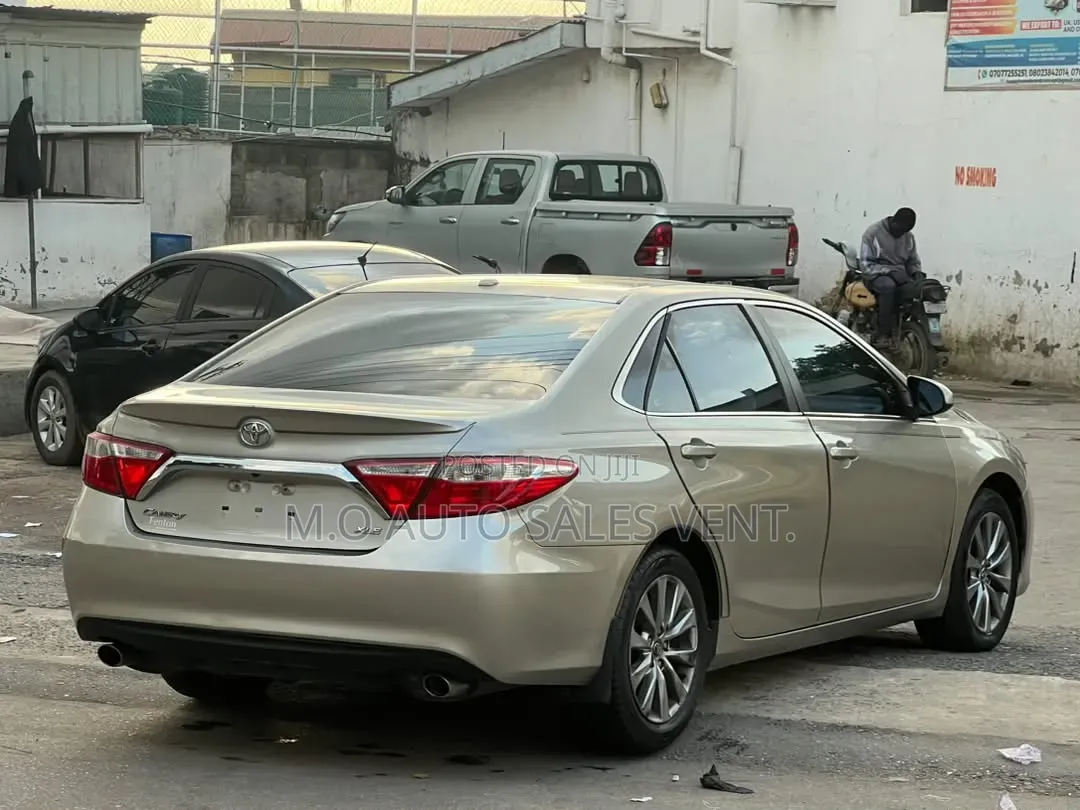Toyota Camry XLE 4dr Sedan (3.5L 6cyl 6A) 2015 Gold