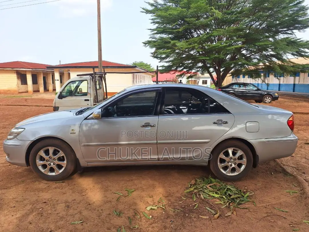 Toyota Camry XLE 4dr Sedan (2.4L 4cyl 5A) 2005 Silver
