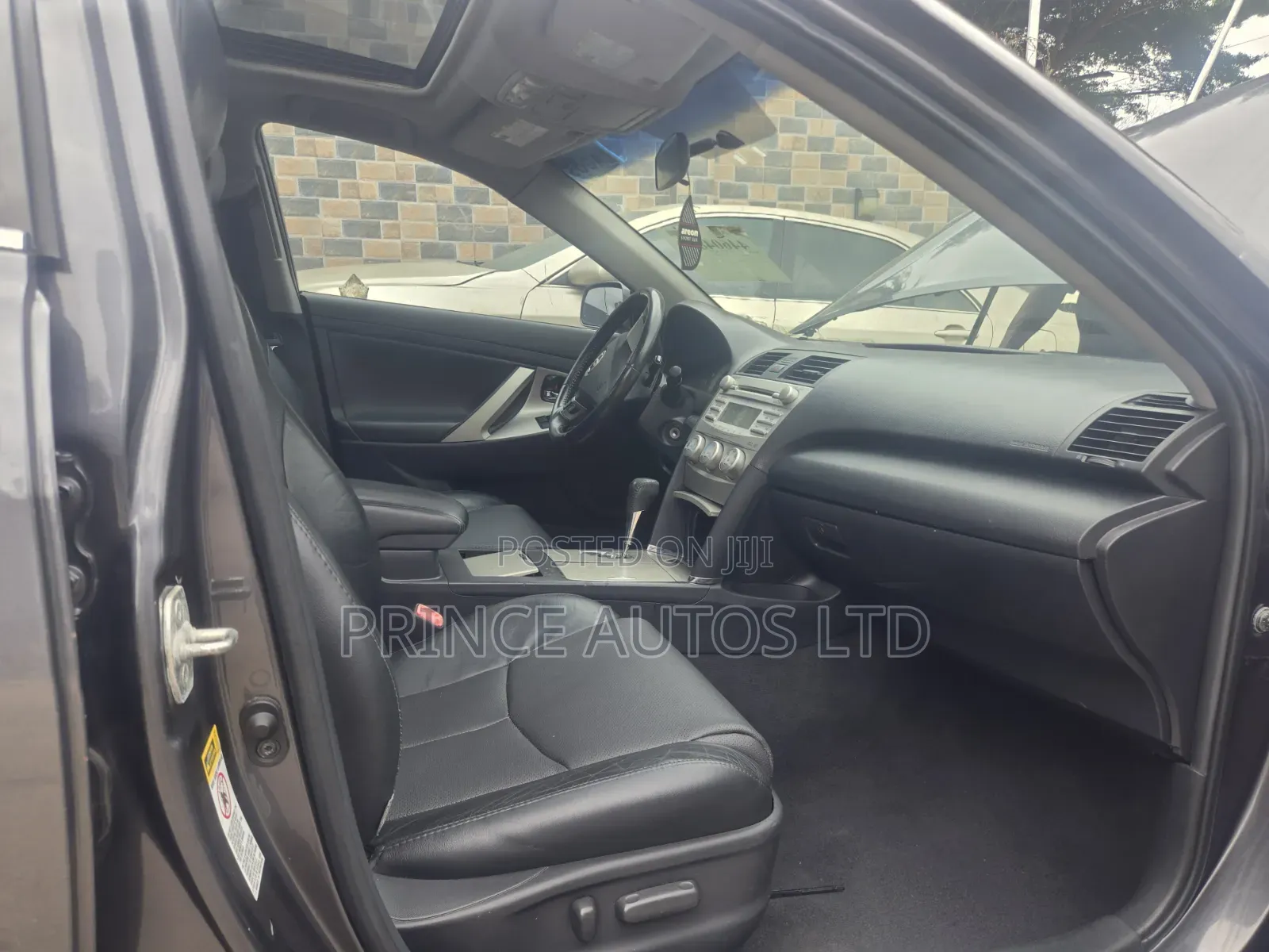 Toyota Camry SE 4dr Sedan (2.5L 4cyl 6A) 2011 Gray