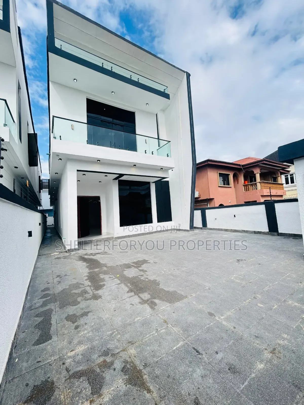 5bdrm Duplex in Ikota for sale