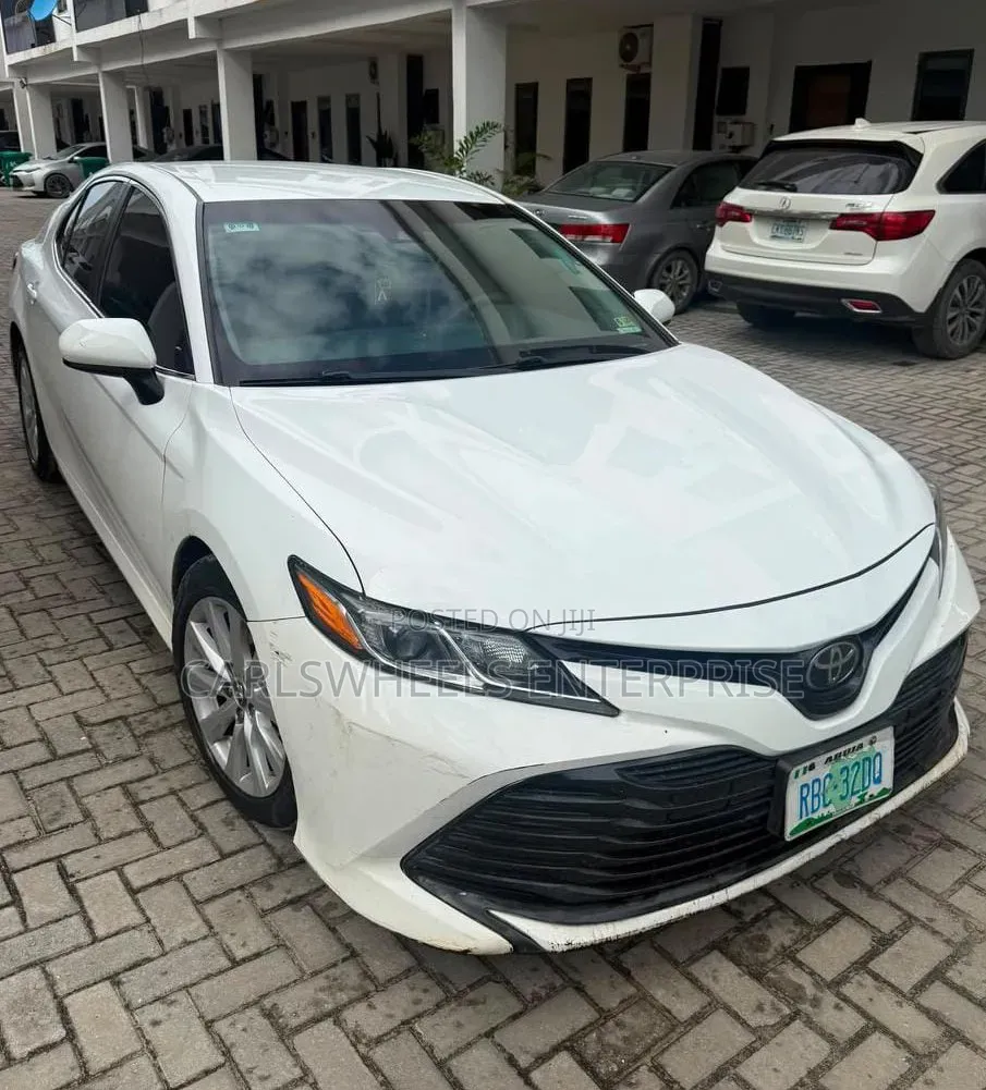 Toyota Camry LE FWD (2.5L 4cyl 8AM) 2018 White