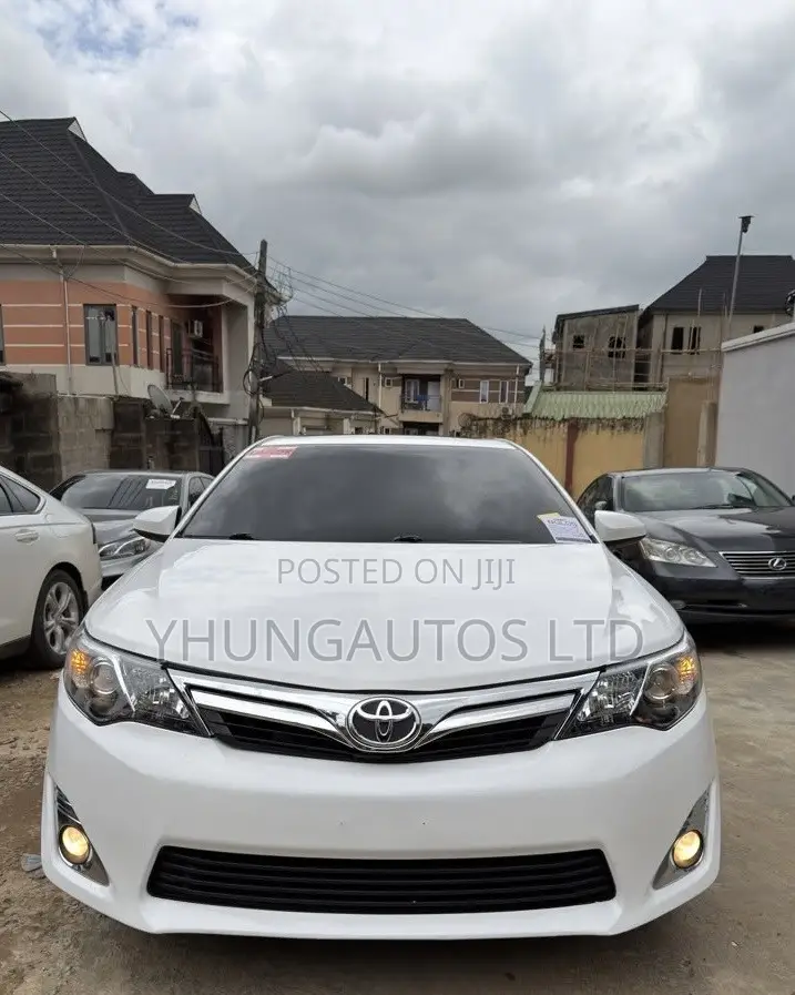 Toyota Camry XLE V6 4dr Sedan (3.5L 6cyl 6A) 2013 White