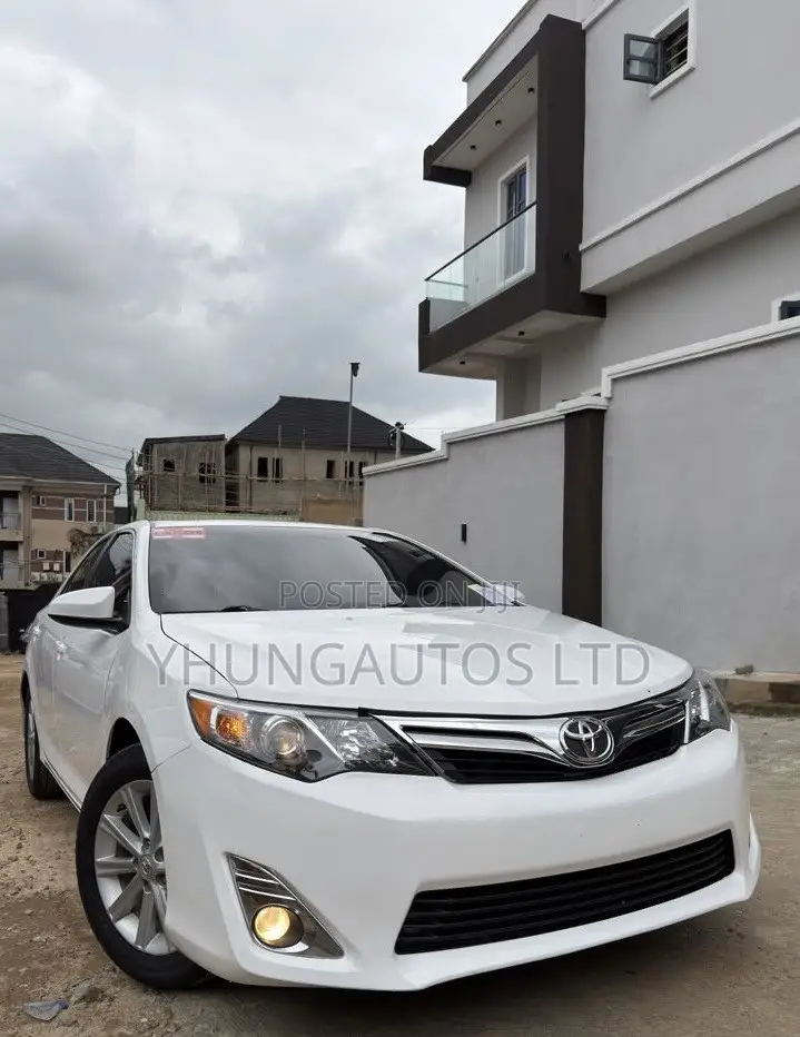 Toyota Camry XLE V6 4dr Sedan (3.5L 6cyl 6A) 2013 White