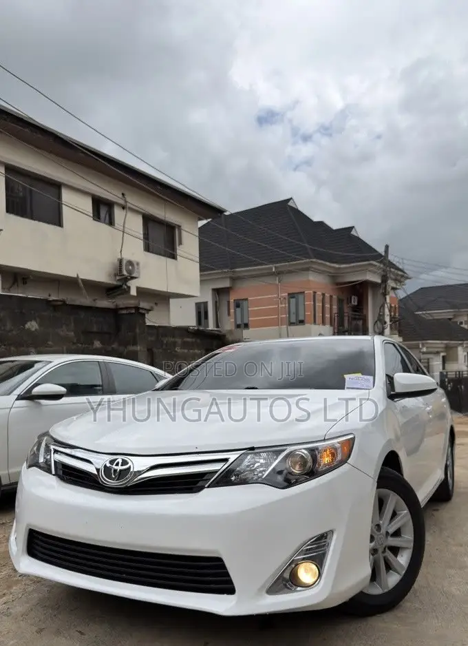 Toyota Camry XLE V6 4dr Sedan (3.5L 6cyl 6A) 2013 White