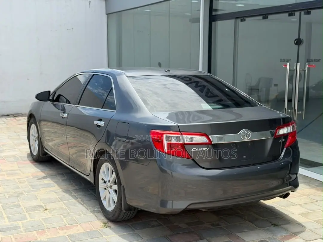 Toyota Camry XLE 4dr Sedan (2.5L 4cyl 6A) 2013 Gray