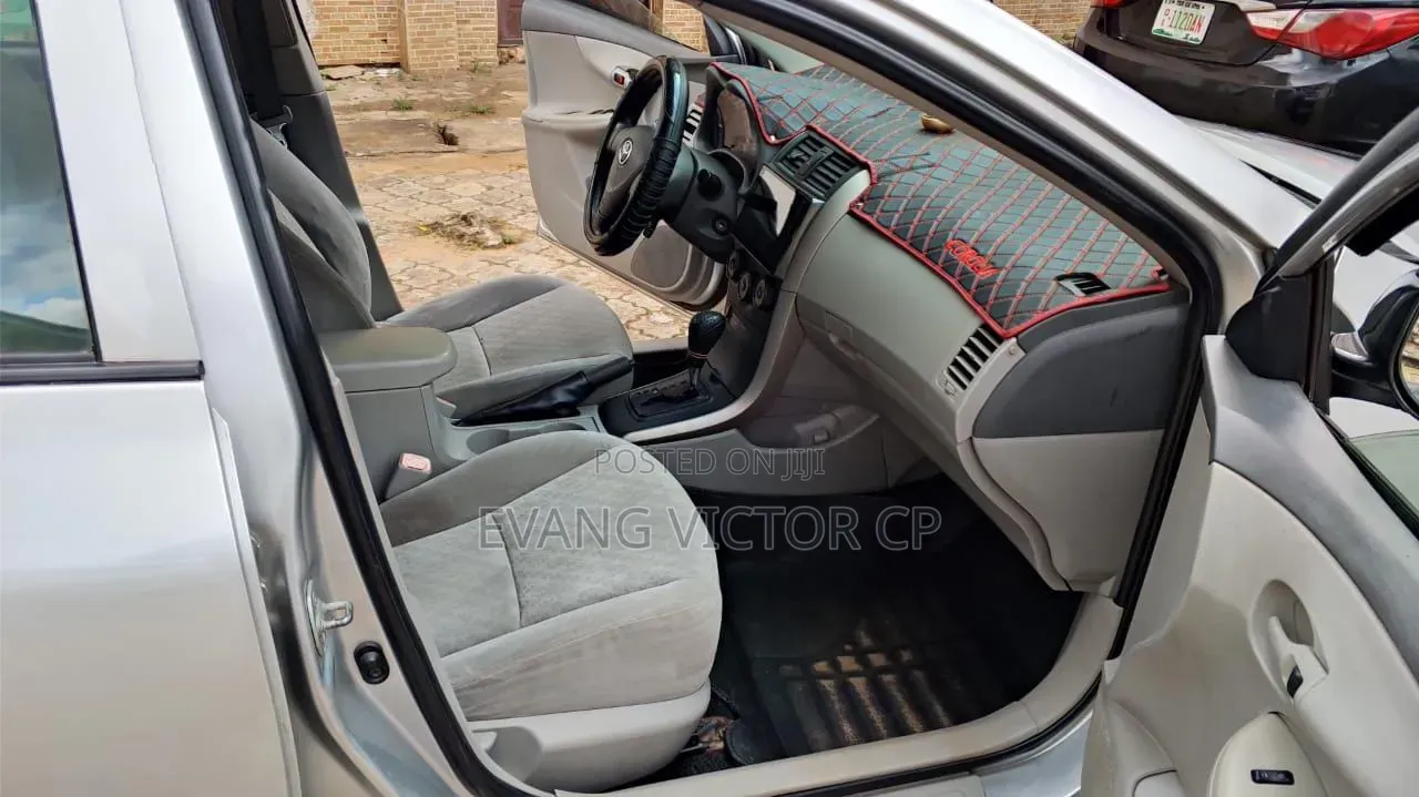 Toyota Corolla LE 4dr Sedan (1.8L 4cyl 4A) 2011 Silver