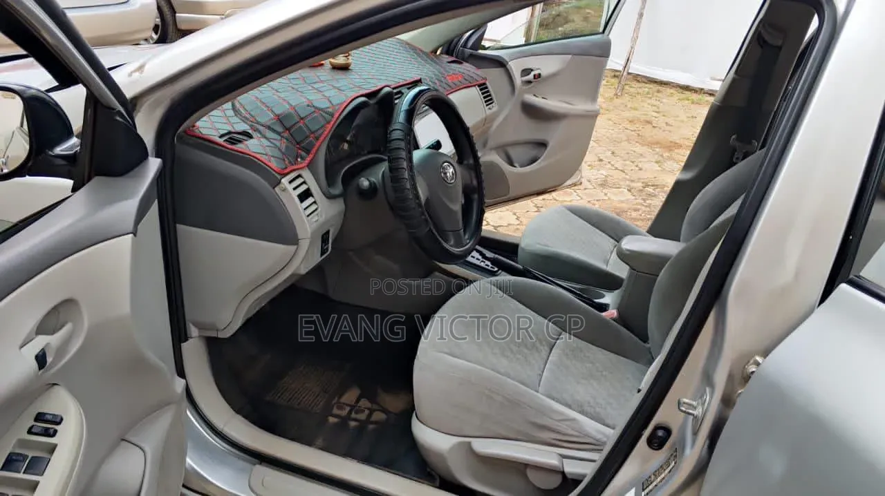 Toyota Corolla LE 4dr Sedan (1.8L 4cyl 4A) 2011 Silver