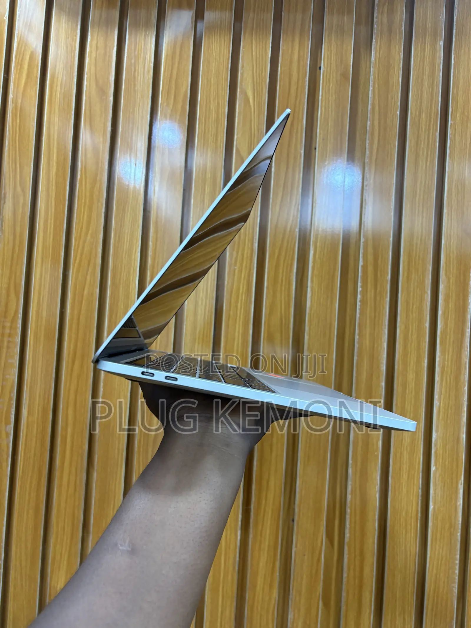 Laptop Apple MacBook Pro 2022 M2 8GB Apple M2 SSD 256GB