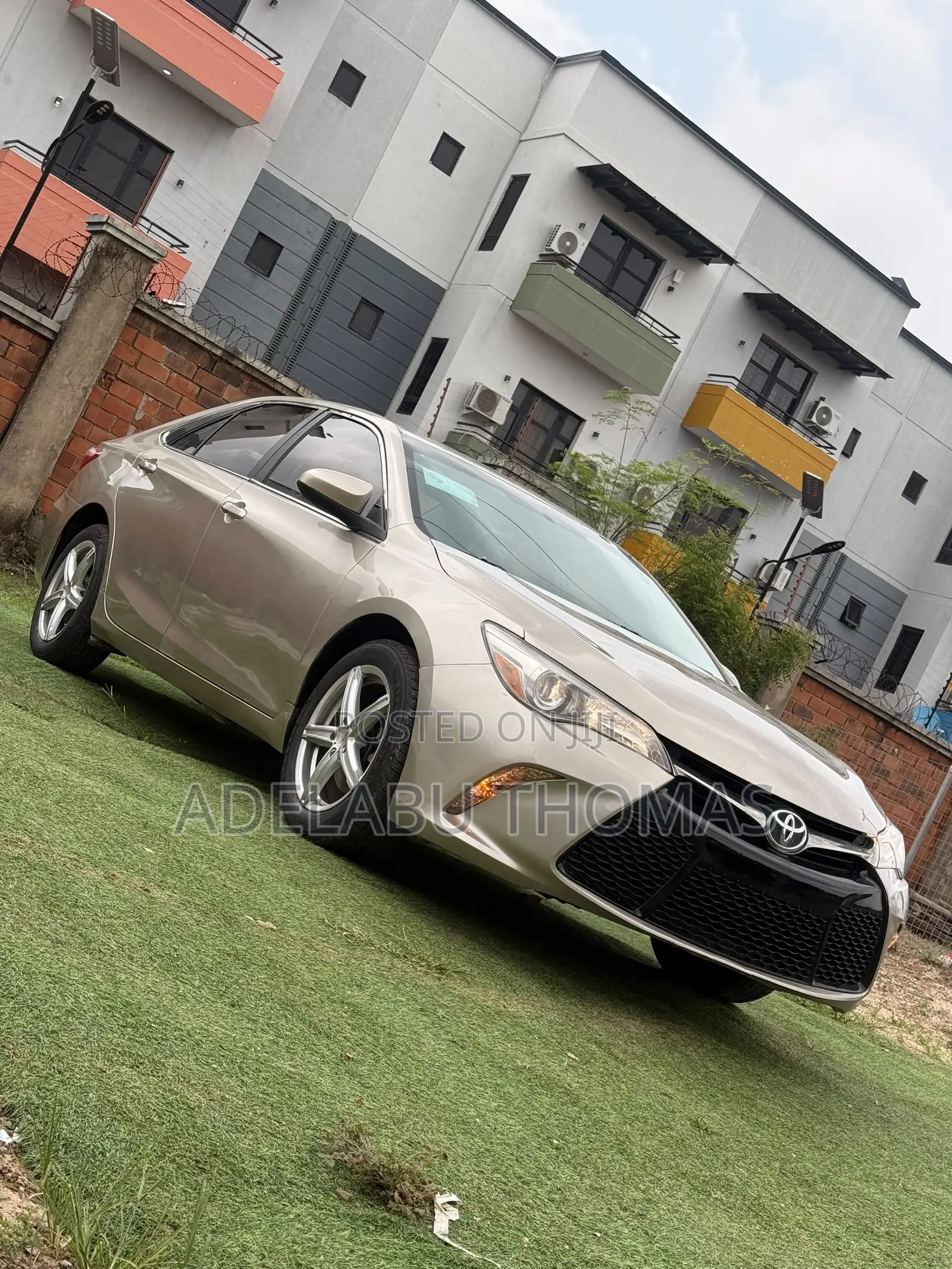 Toyota Camry SE 4dr Sedan (2.5L 4cyl 6A) 2015 Gold