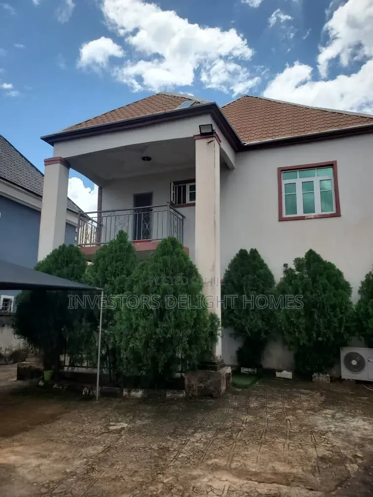 5bdrm Duplex in Oshimili North for sale