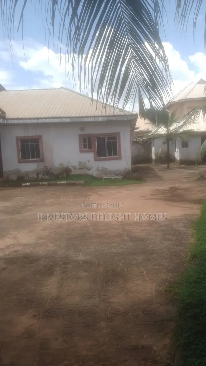 5bdrm Duplex in Oshimili North for sale