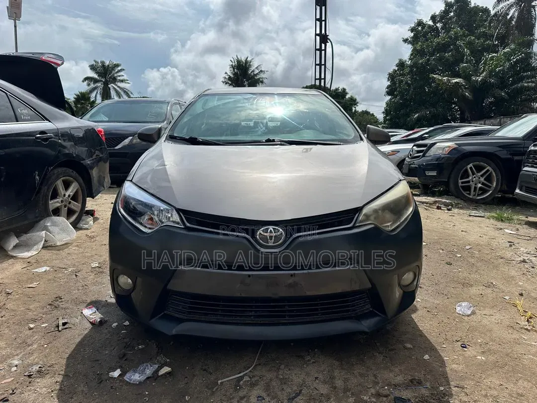 Toyota Corolla LE 4dr Sedan (1.8L 4cyl CVT) 2015 Gold