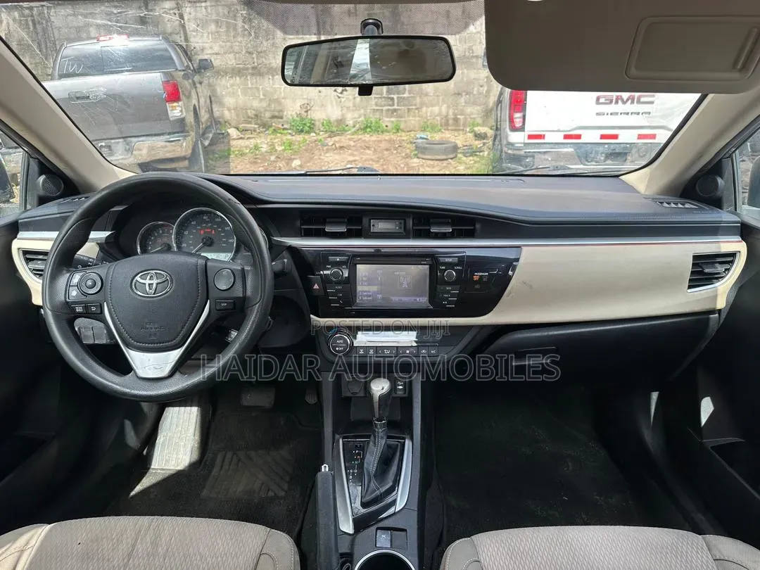 Toyota Corolla LE 4dr Sedan (1.8L 4cyl CVT) 2015 Gold