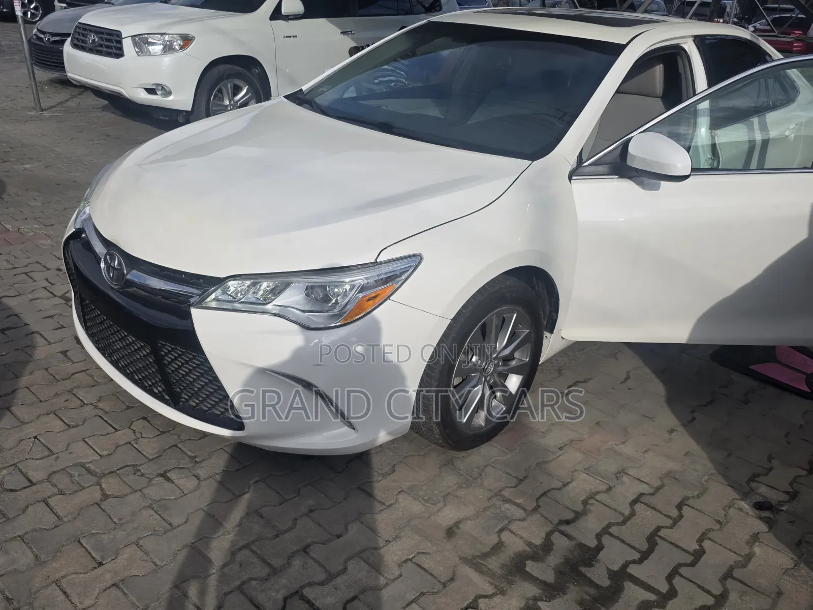 Toyota Camry XLE 4dr Sedan (3.5L 6cyl 6A) 2015 White