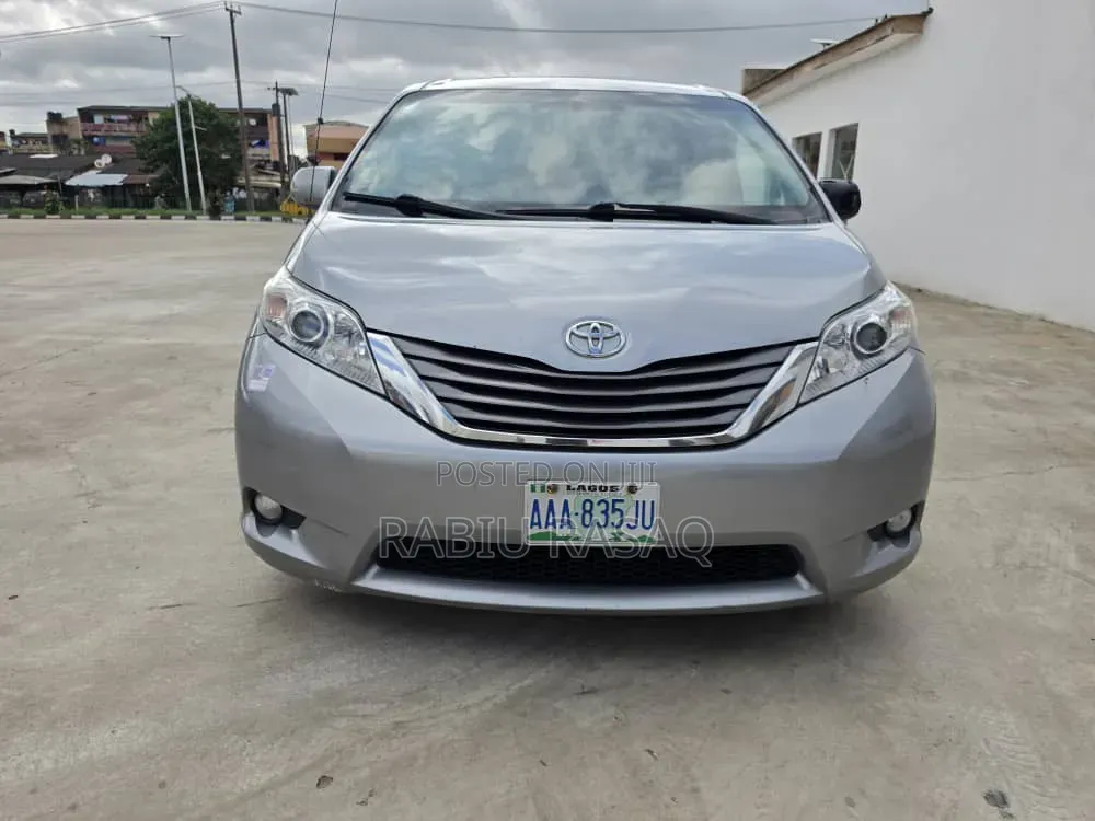 Toyota Sienna 2011 Silver