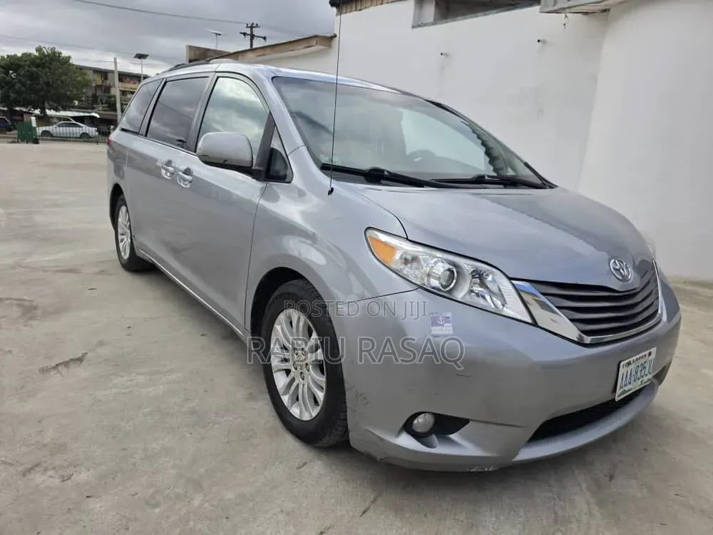 Toyota Sienna 2011 Silver