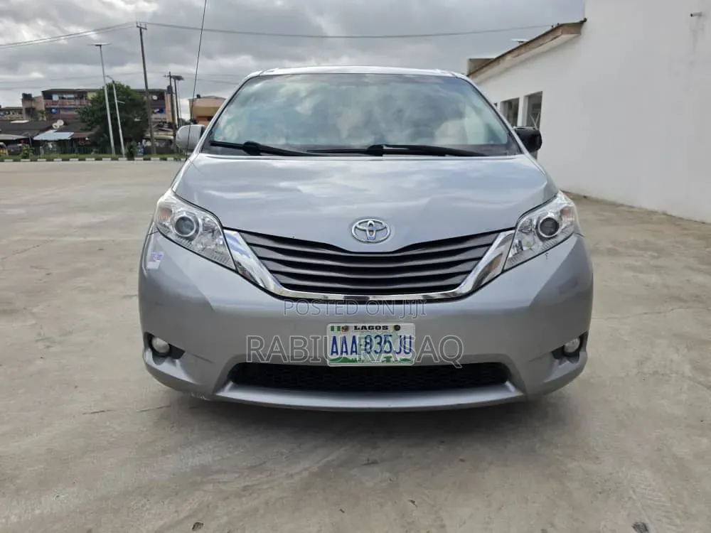 Toyota Sienna 2011 Silver