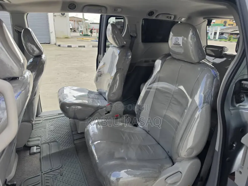 Toyota Sienna 2011 Silver