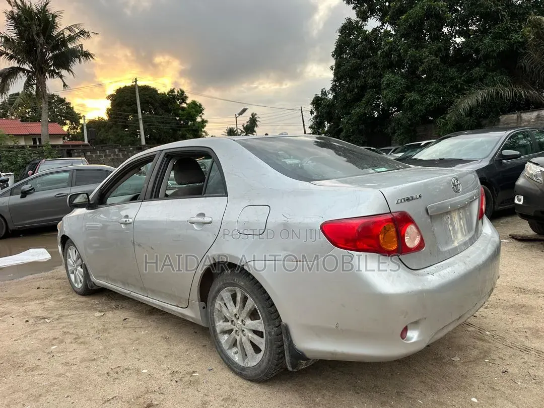 Toyota Corolla XLE 4dr Sedan (1.8L 4cyl 4A) 2010 Silver