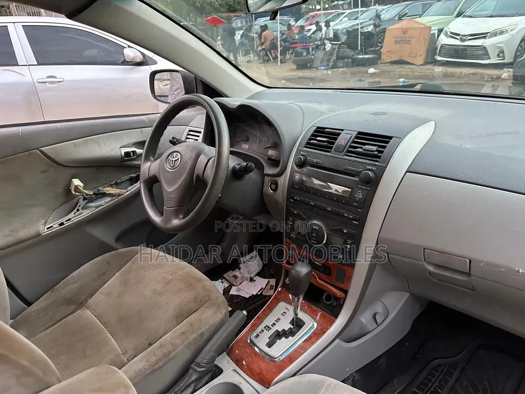 Toyota Corolla XLE 4dr Sedan (1.8L 4cyl 4A) 2010 Silver